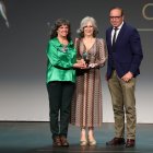Ana Gaitero y Carmen Tapia recogen el premio en la categoría Medio de Comunicación.