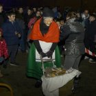 Pie de foto:
La Vieja del Monte hizo aparición entre el público que aguardaba con ilusión en la fiesta del barrio de la Peregrina, en Sahagún