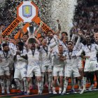 El Aston Villa, con Emi Buendía, celebra el título continental levantando la copa de campeón.