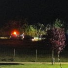 El vehículo que huyó de la Policía volcó en Azadinos.