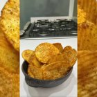 Las patatas picantes de TikTok triunfan por un truco inesperado: convertir salsa picante seca en un condimento lleno de sabor.