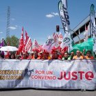 Concentración de trabajadores de Renault ayer, en Valladolid.