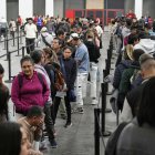 El Ayuntamiento de Barcelona incorpora el Pabellón 2 del recinto ferial de Montjuïc, con capacidad para mil personas, a su dispositivo de atención a las personas extracomunitarias que solicitan documentación para acogerse al proceso extraordinario de regularización de migrantes.