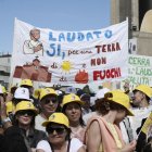 La multitud aclama al papa durante su visita a Acerra.