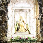 La Basílica de la Virgen del Camino, uno de los templos más emblemáticos de León, conserva la tradición vinculada a San Froilán y a la popular leyenda de su inseparable lobo.