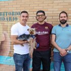 El perro Cooper, en brazos de uno de sus rescatadores, el policía local M.V., junto a su dueño y el otro agente héroe MÁ.M.