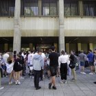 Alumnos de la PAU poco antes de entrar a la Facultad de Derecho para la prueba.