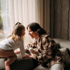 Una mujer comparte tiempo con su hija