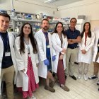El equipo del laboratorio de Juan Hermoso (tercero por la derecha).