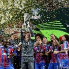 Los jugadores del Crystal palace celebran el título de campeones de la Liga Conferencia.