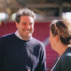 Asier Goiria, a la izquierda, toma la primera decisión como director deportivo de la Cultural Leonesa, contraria a la que ha mantenido Natichu Alvarado.
