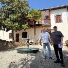 El alcalde y el concejal de Cultura ante la Casa Panero.
