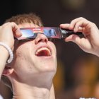 Un joven se coloca unas gafas para disfrutar de un eclipse de sol total, en una fotografía de archivo. EFE/TANNEN MAURY.