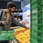 Un joven compra en un supermercado