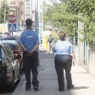 Dos revisores de la ORA en una de las calles reguladas de León.