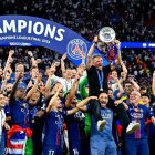 Luis Enrique levanta el trofeo de campeones de la máxima competición continental.
