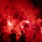 Aficionados del PSG celebran la victoria en la Liga de Campeones