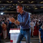 El presidente del Gobierno y secretario general del PSOE, Pedro Sánchez, acompañado por la secretaria general electa de Juventudes Socialistas de España, Aránzazu Figueroa, durante su participación en la clausura del 27ª Congreso de JSE, este domingo en Madrid.