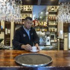 Un camarero sirve un café en un bar de Toledo.
