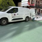 La furgoneta de una de las brigadas de la empresa privada este viernes, en Ordoño II.