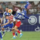 Frimpong, en una pugna, minutos después de que le hiciesen una dura entrada al tobillo.