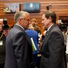 Pollán y Mañueco conversan durante la sesión constitutiva de las Cortes de CyL de la XIII Legislatura.