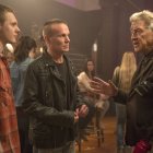 David Lynch (d) da instrucciones a Jake Wardle (i) y James Marshall (c) durante la grabación de "Twin Peaks", la serie que catapultó a Davis