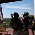 Soldados israelíes vigilan el cielo en busca de un dron FPV en Metula, al norte de Israel.