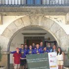 A la izquierda, junto a los participantes.