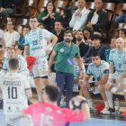 Luis Puertas observa desde el banquillo la evolución del Ademar León durante un partido.
