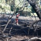 Un bomberos de León apaga los rescoldos del incendio en las huertas de Sáenz de Miera