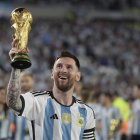 MADRID, 03/06/2026.- El futbolista argentino Leo Messi, considerado uno de los mejores jugadores de la historia y campeón del mundo con su selección en 2022, ha sido galardonado este miércoles con el Premio Princesa de Asturias de los Deportes 2026. En la imagen, Lionel Messi camina con el trofeo de la Copa Mundo en un homenaje, al final de un partido amistoso ante Panamá en el estadio Monumental, el 23 de marzo de 2023, en Buenos Aires (Argentina). EFE/Juan Ignacio Roncoroni