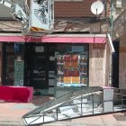 Herida una mujer de 75 años tras desprenderse un cartel publicitario en el centro de León.