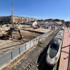 Máquina de pilotes para la obra de la ampliación de la estación de trenes Campo Grande de Valladolid.