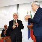 José Luis Puerto en la ceremonia de recepción del galardón en Portugal.