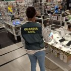 Archivo - Imagen de un agente de la Guardia Civil en el establecimiento.