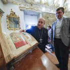 El arzobispo de Santiago, Francisco Prieto (c), junto al canónigo archivero de la catedral, Don Francisco Buide del Real, muestran un ejemplar de la nueva edición facsimilar del Códice Calixtino, este jueves en la Sala Capitular de la Catedral de Santiago de Compostela. EFE/Lavandeira jr.