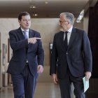 Mañueco  hace una indicación a Pollán  cuando se dirigían a presentar en público el acuerdo PP-Vox, el miércoles.
