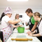 Ainhoa, Diana, Iván y Noelia preparan la masa para la pizza.
