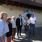 Marco Morala, Alexandra Rivas y Ana Pilar Rodríguez, directora de AFA Bierzo, juntoa vecinos de Dehesas