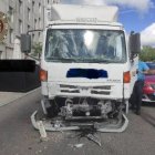 Un autobús escolar y un camión chocan en el campus de la Universidad de León.