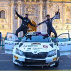 Max Smart (d) y Alejandro López (i) celebran su triunfo en el Rallye Reino de León.