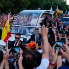 León XIV en el papamóvil rodeado por la multitud.