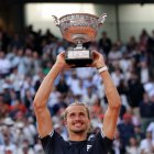 Zverev con su trofeo.