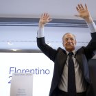 Florentino Pérez, presidente del Real Madrid, con las manos en alto en señal de triunfo.