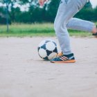Archivo - Imagen de recurso de una persona jugando al fútbol.