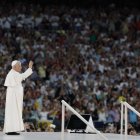 El Papa saluda a las 70.000 personas congregadas en el Santiago Bernabéu.