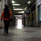 Una mujer transita por un pasadizo, en una imagen de archivo.