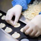 Planta de la mayor productora de condones en el mundo, que subió precios por el cierre de Ormuz.