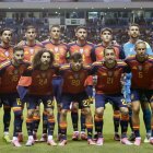 Jugadores de España forman este lunes, en un partido amistoso entre España y Perú previo al Mundial de Fútbol 2026.